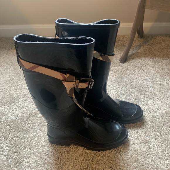 Authentic Kenyon belted Burberry rain boots - Picture 3 of 9